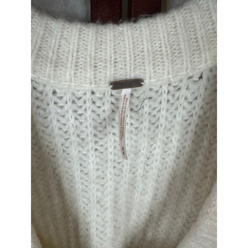 Free people Long Bell Sleeve V Neck Pullover Sweater size medium cream